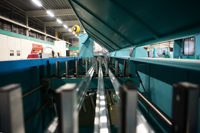 Profielbewerking_aluminium op maat-extrusie-machine