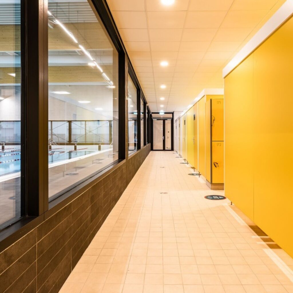 Vacature meewerkend voorman montage interieurbouw - voorbeeld project zwembad kleedhokjes en lockers