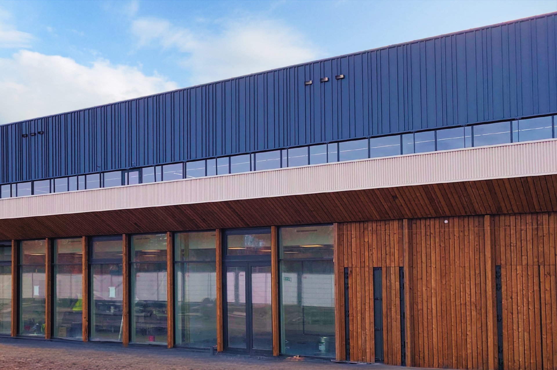 Stevige aluminium vliesgevels met hout zorgen voor organisch karakter