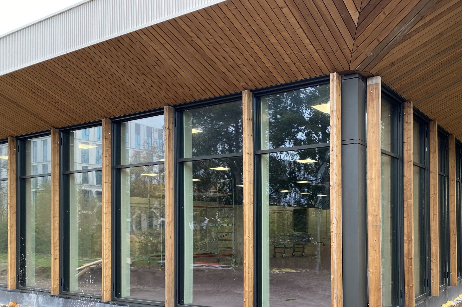 Aluminium vliesgevels met houtkolommen bij USC Leiden - vliesgevel door Hermeta