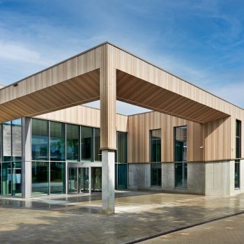 Hermeta-Gevelbouw-Sportcentrum-Valkenhuizen-Arnhem-transparante-gevel-uitdagend-schuine-belijning-1